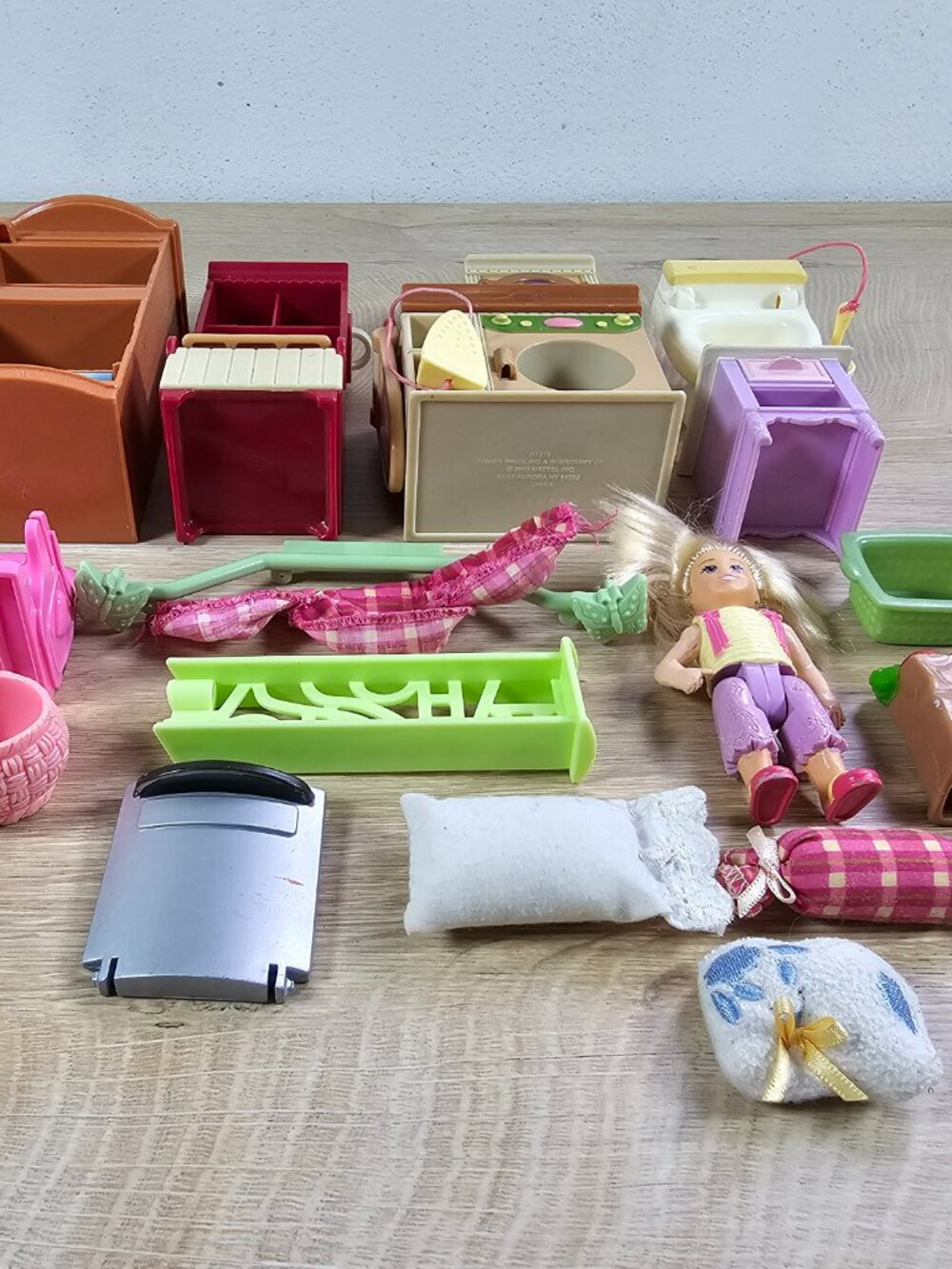 Fisher Price Loving Family Lot of 16 Pieces Furniture Sister Doll Pillows Hamper - Picture 8 of 11